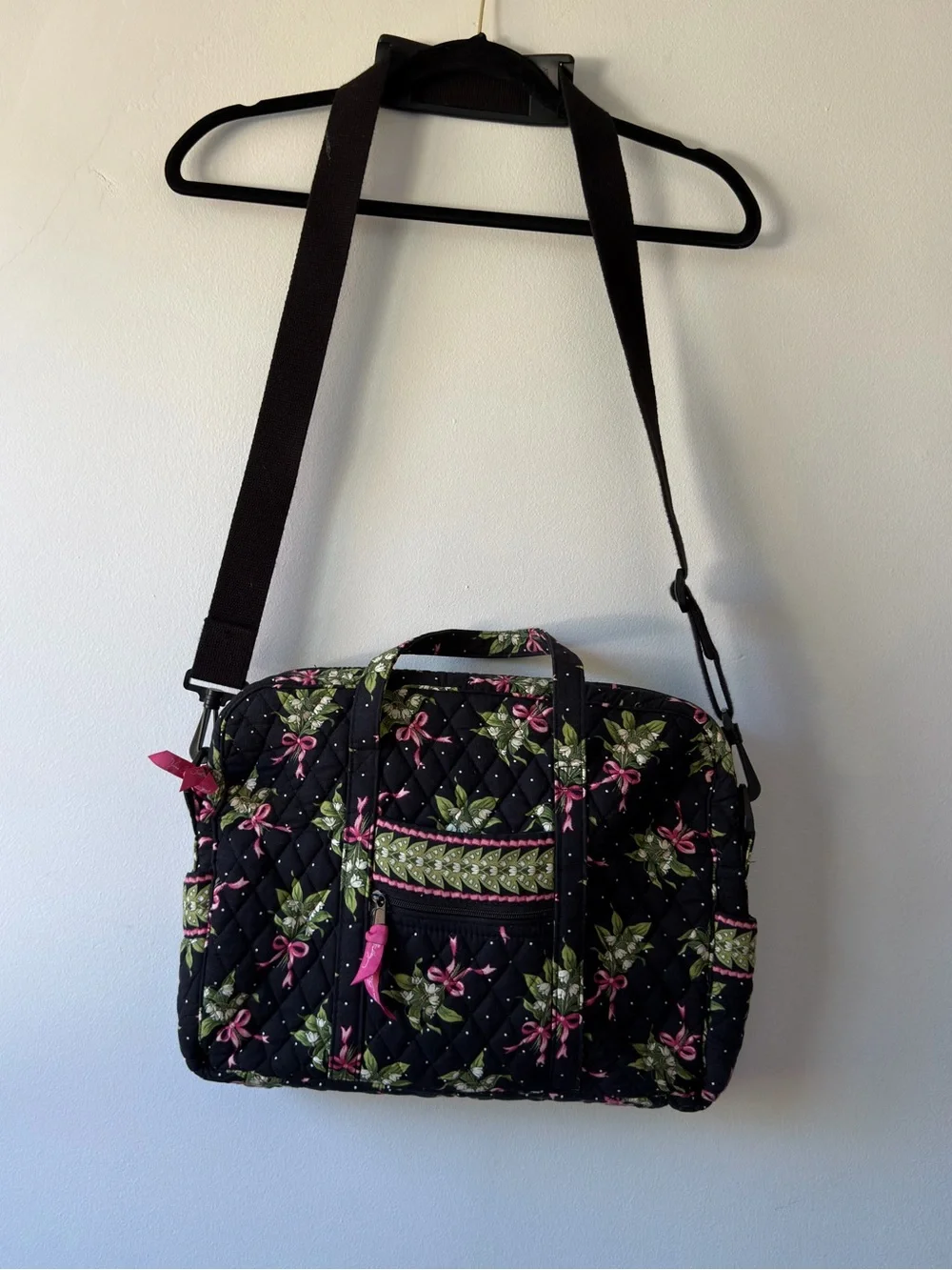 Vera Bradley Mistletoe Bow New Hope Quilted Laptop Messenger Bag Black Pink